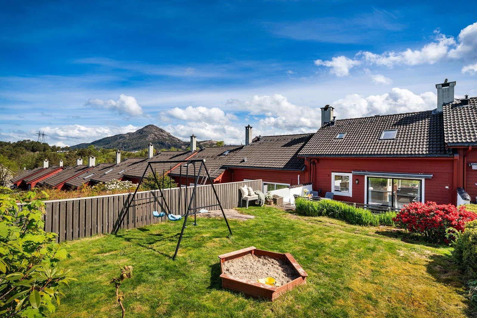 Nordvik Bergen Vest 5 min fra Vestkanten - Innbydende familiebolig over 3 plan m/fantastiske uteområder & parkering m/lader