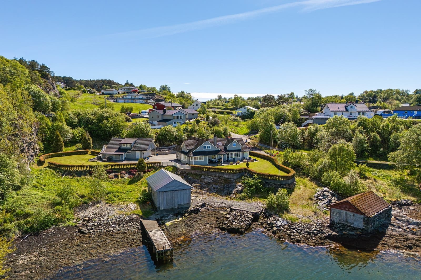 ASK Eiendomsmegling Bergen Fantastisk eiendom med sjølinje | Påkostet og velholdt | Nydelige uteområder og gode solforhold | Dobbeltgarasje m/lader Heg