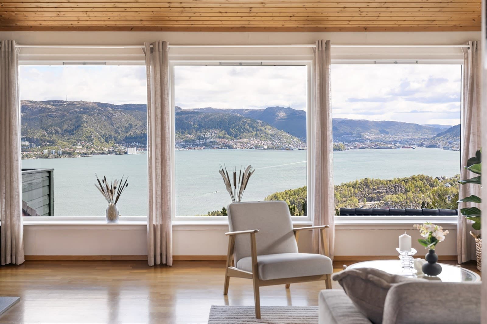 EiendomsMegler 1 Askøy Florvåg / Askøy - Innholdsrik enebolig med panoramautsikt over Byfjorden