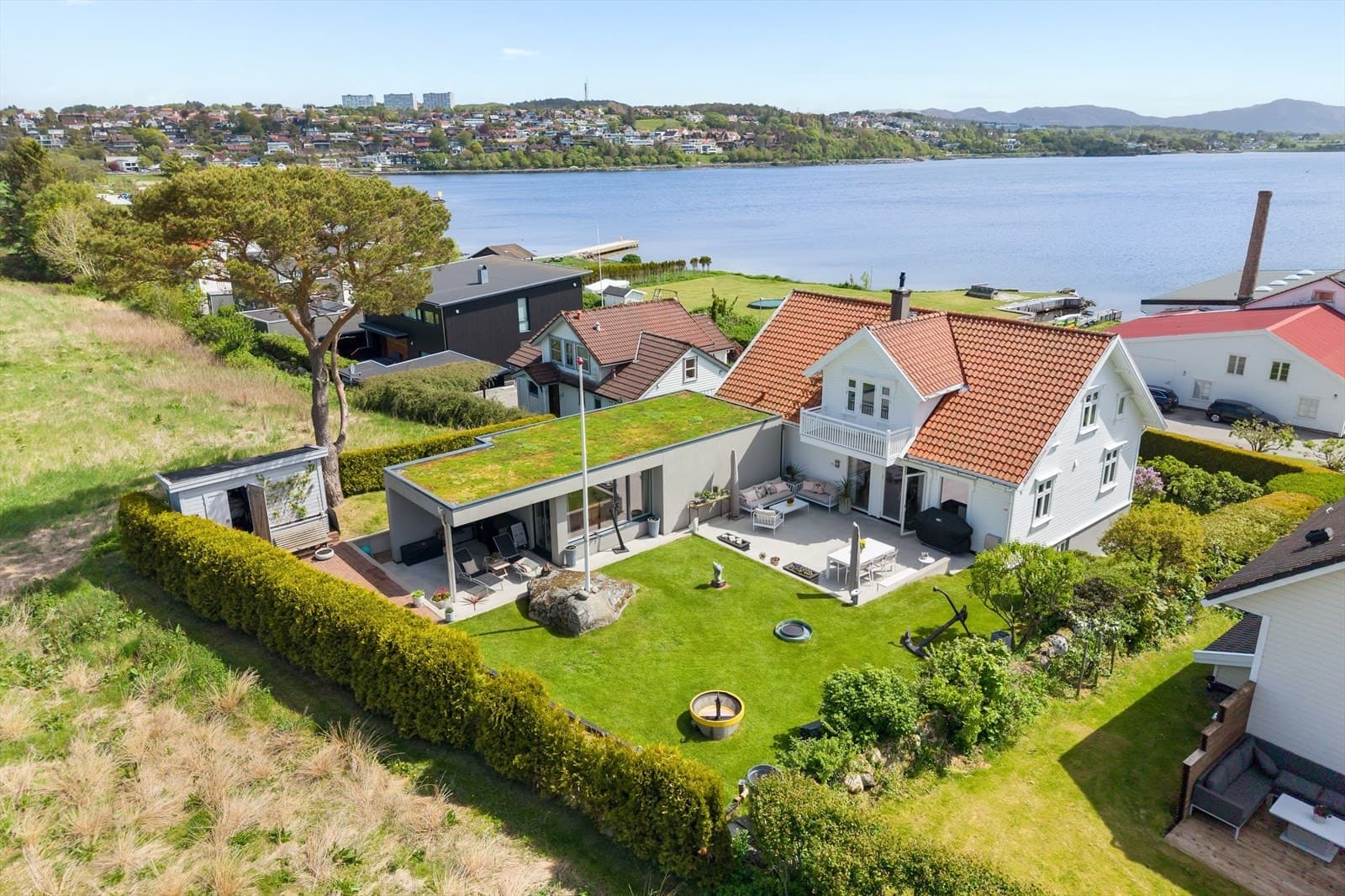 DNB Eiendom AS Hafrsfjord/Madlasandnes - Villa Sagatun | Spektakulær villa med mye historie | Romslig og pent opparbeidet tomt | Gode solforhold | Kiel