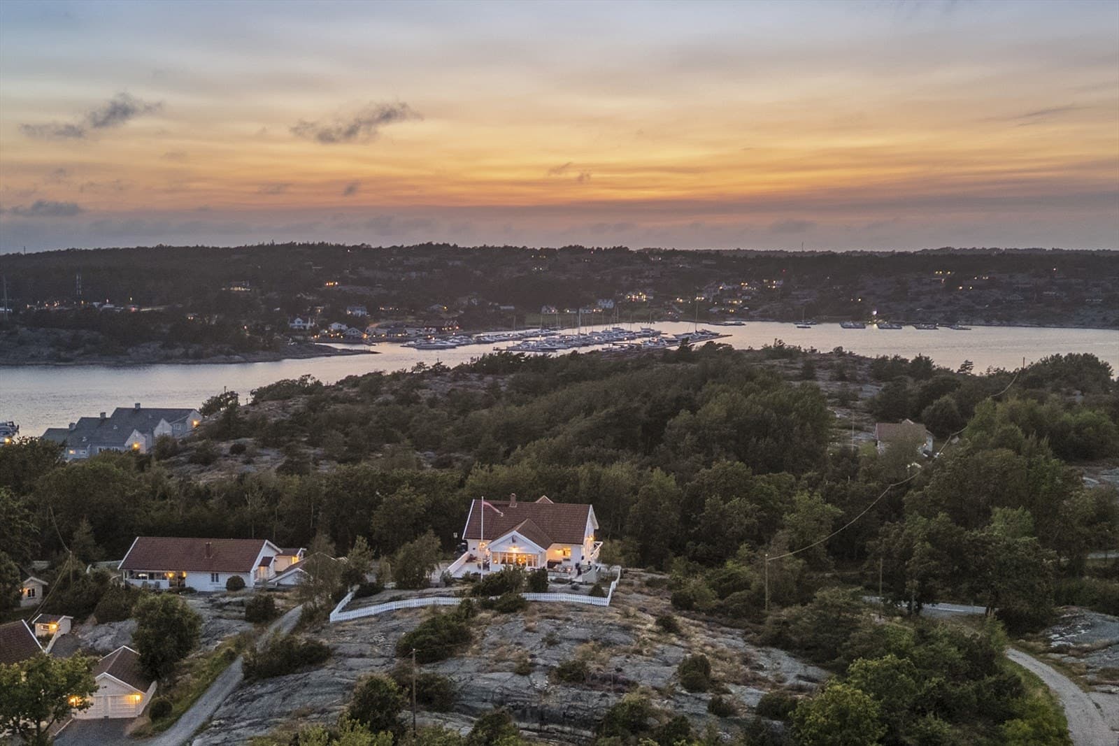 DNB Eiendom AS Nordre Rød/ Asmaløy - Enebolig med utleieleilighet/generasjonsdel - Bergvarme - Høytliggende - Flotte solforhold - Lettstelt tomt - Gara