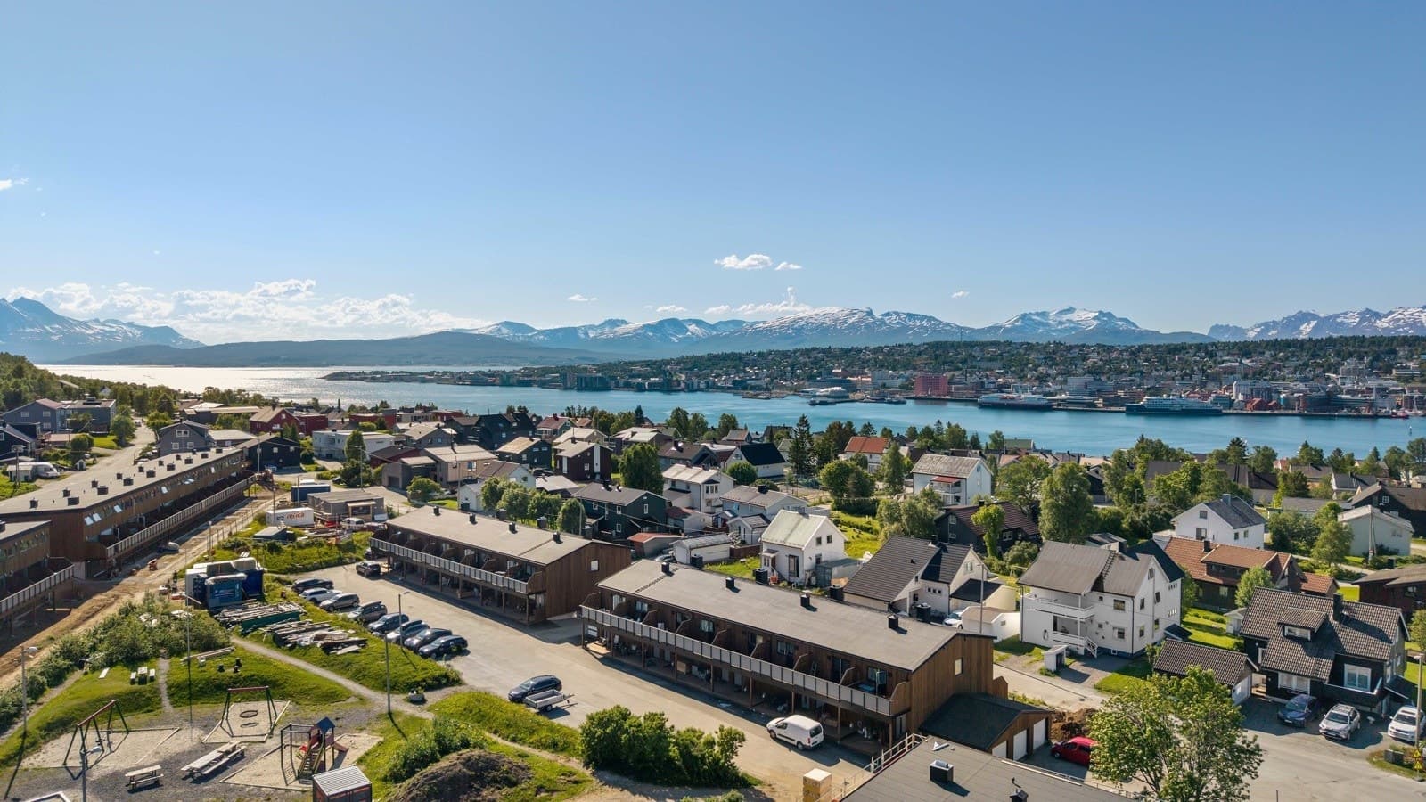 STORHAUG + PARTNERE AS Attraktivt rekkehus sentralt i Tromsdalen | Barnevennlig | Terrasse | Parkering Fugløyvegen 14, Tromsdalen 133 m² 4 500 000 kr T