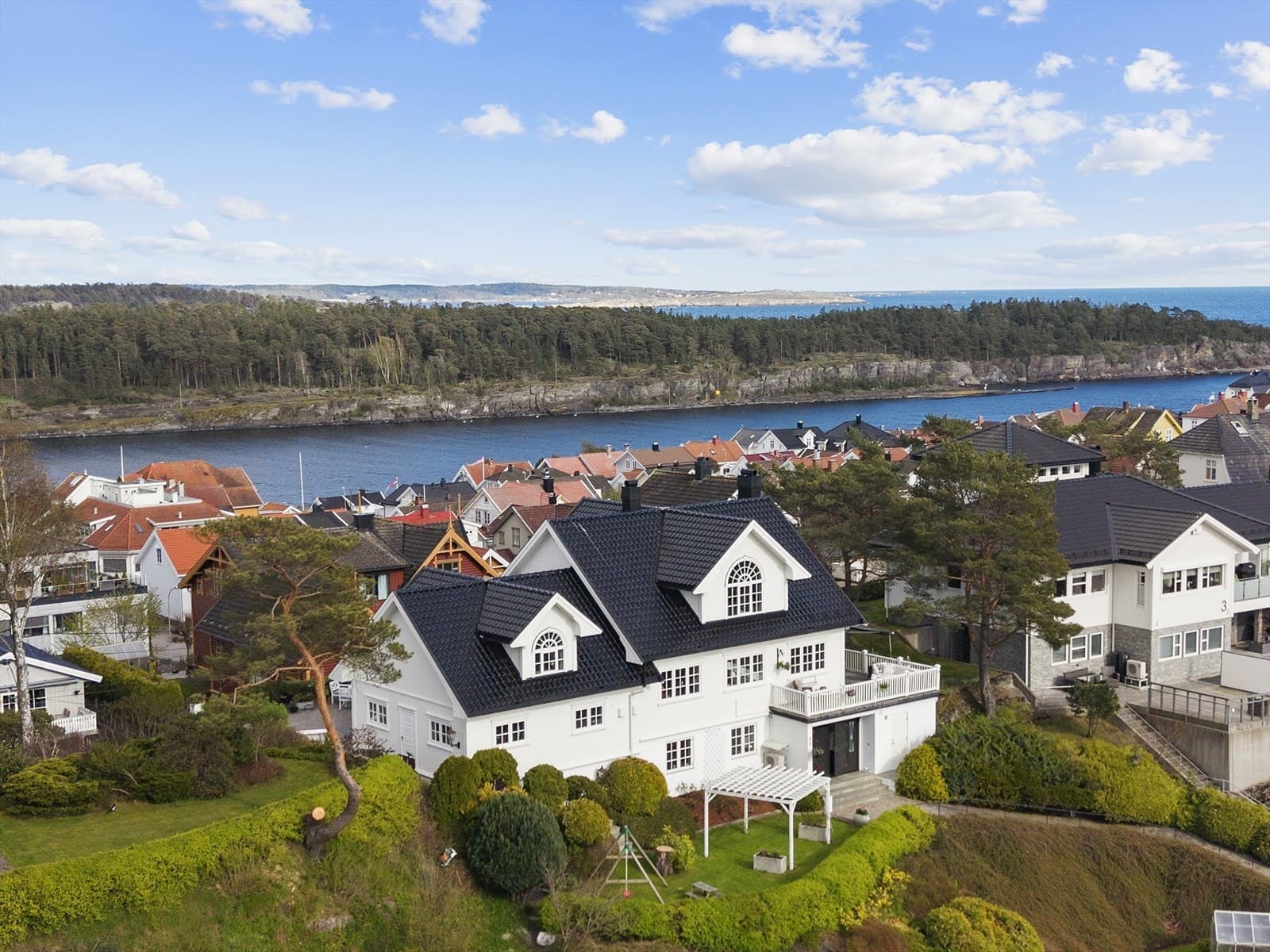 Nordvik Skien Porsgrunn BAMBLE - LANGESUND - Unik mulighet på pynten i Langesund! Innholdsrik enebolig med flott uteområde og gode sol-og utsiktsforhol