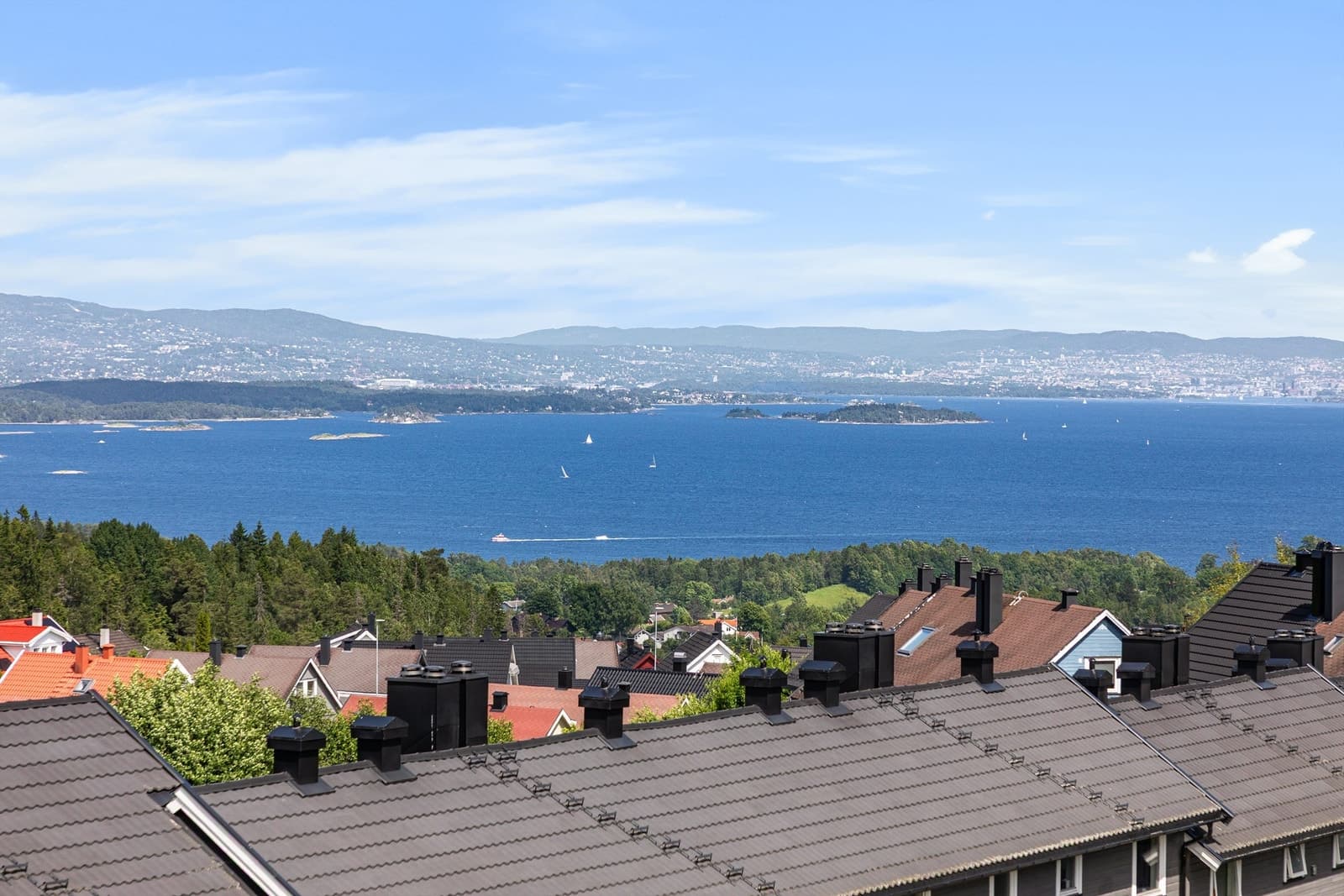 Krogsveen Røyken Heggedal - Romslig og innholdsrik endeleilighet over 2 plan - Fantastisk fjordutsikt - Garasje - Gode solforhold - Barnevennlig Torpst