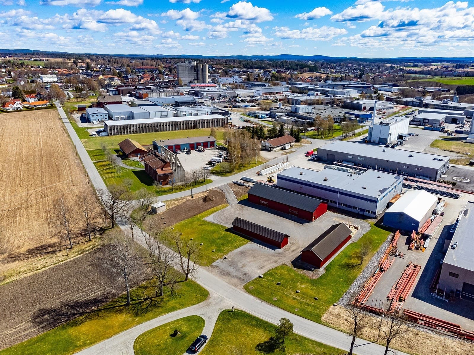 Proaktiv Eiendomsmegling Sarpsborg 3 lagerbygg på åpen og romslig eiet tomt