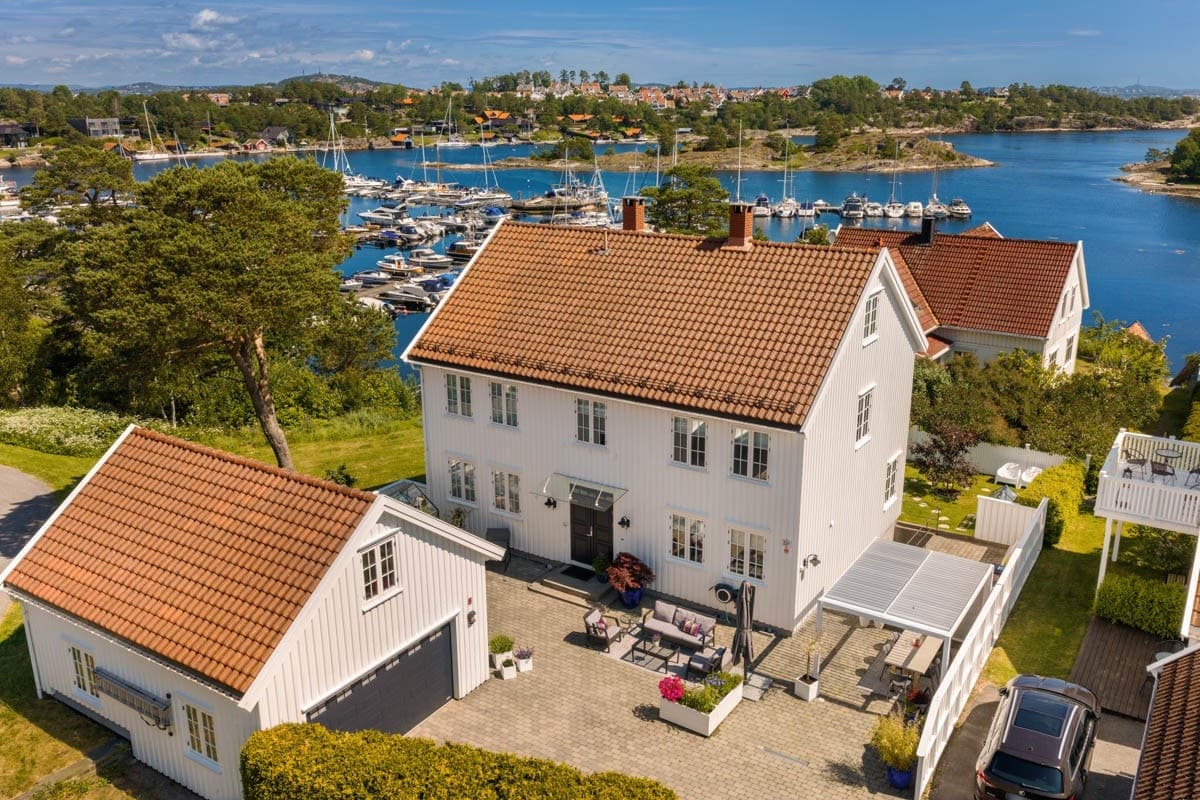 BOLIGMEGLEREN MARCUSSEN HORGEN Møvig/Ternevig - Påkostet enebolig med sjøbu, brygge/båtplasser, utleiedel og dobbel garasje