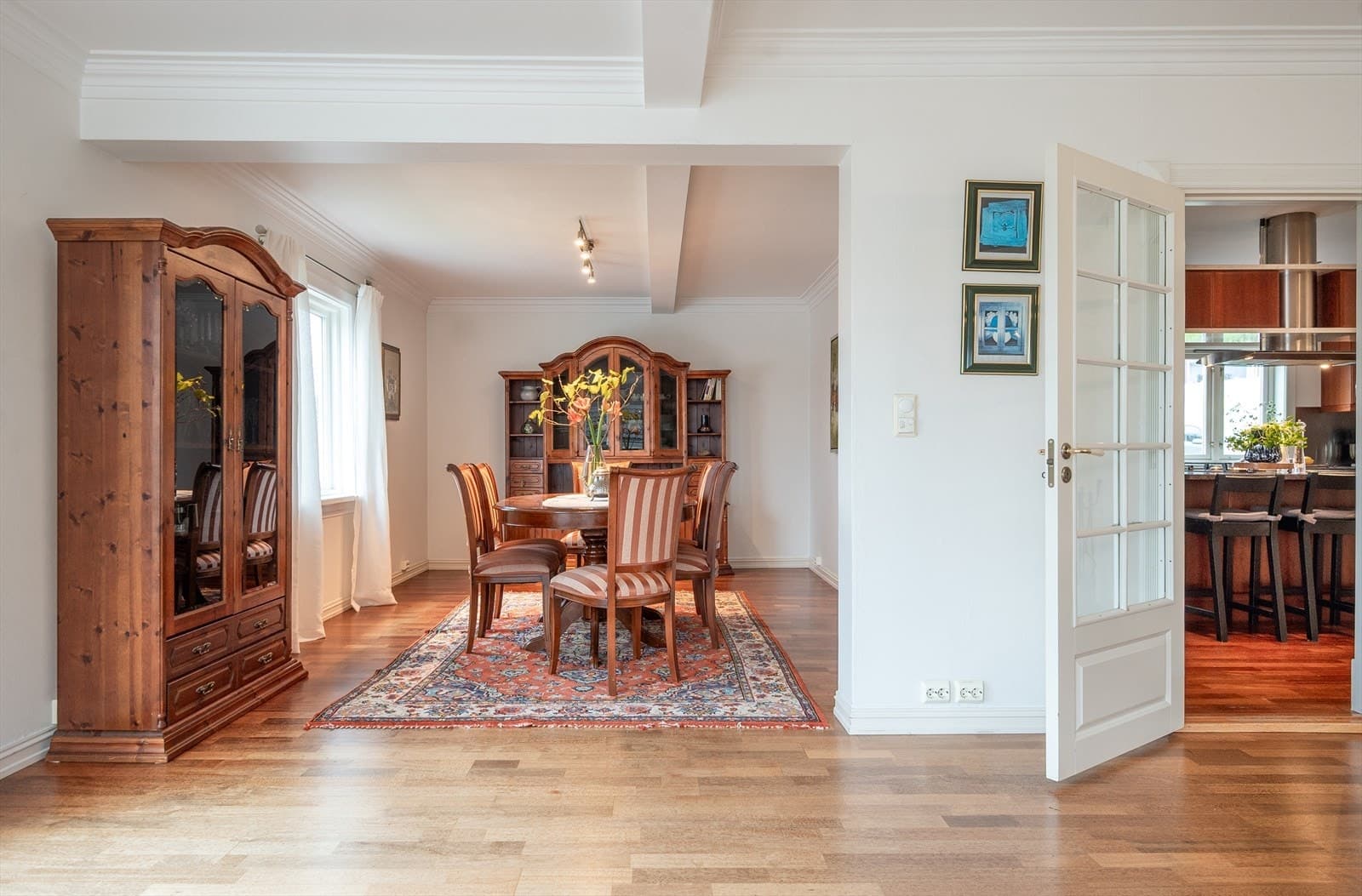Nordvik Fredrikstad og Hvaler Frydenberg - Klassisk 30-tallsvilla i vakker allé - stor hage, kjeller med egen inngang og gangavstand til sentrum. Vestre