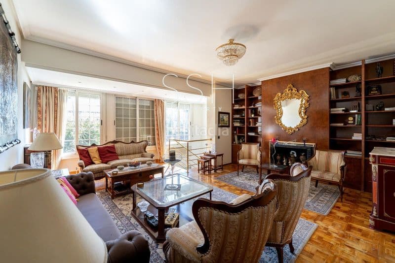 Casa adosada Cardenal herrera oria. Magnífica casa adosada en comunidad privada con piscina, en fuen