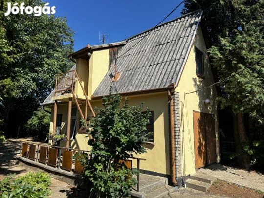 Eladó családi ház garázzsal Újhegyen