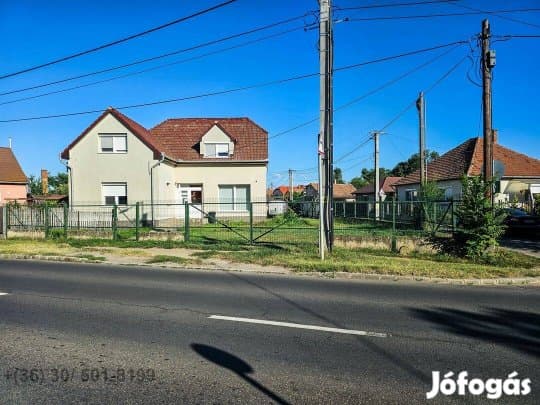 Hajdúsámson központjában,napelemes,182 m2-es, 7 szobás családi ház ela