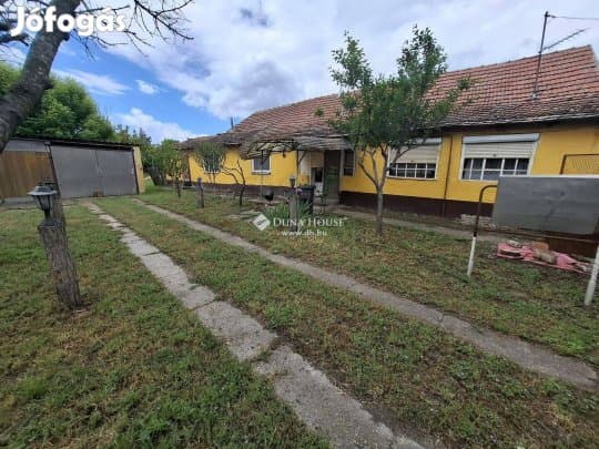 Különportás családi ház teljes közművel, dupla garázzsal