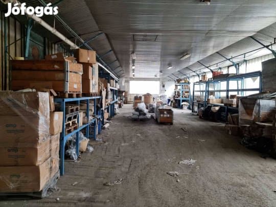 Szarvasi 380 m2-es raktár, a bevásárlóközpont utcájára nyithatóan
