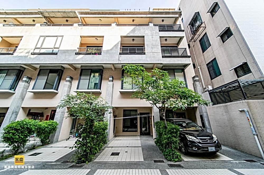 劉威廷美術館近輕軌青海商圈可孝親房稀有透天車墅
