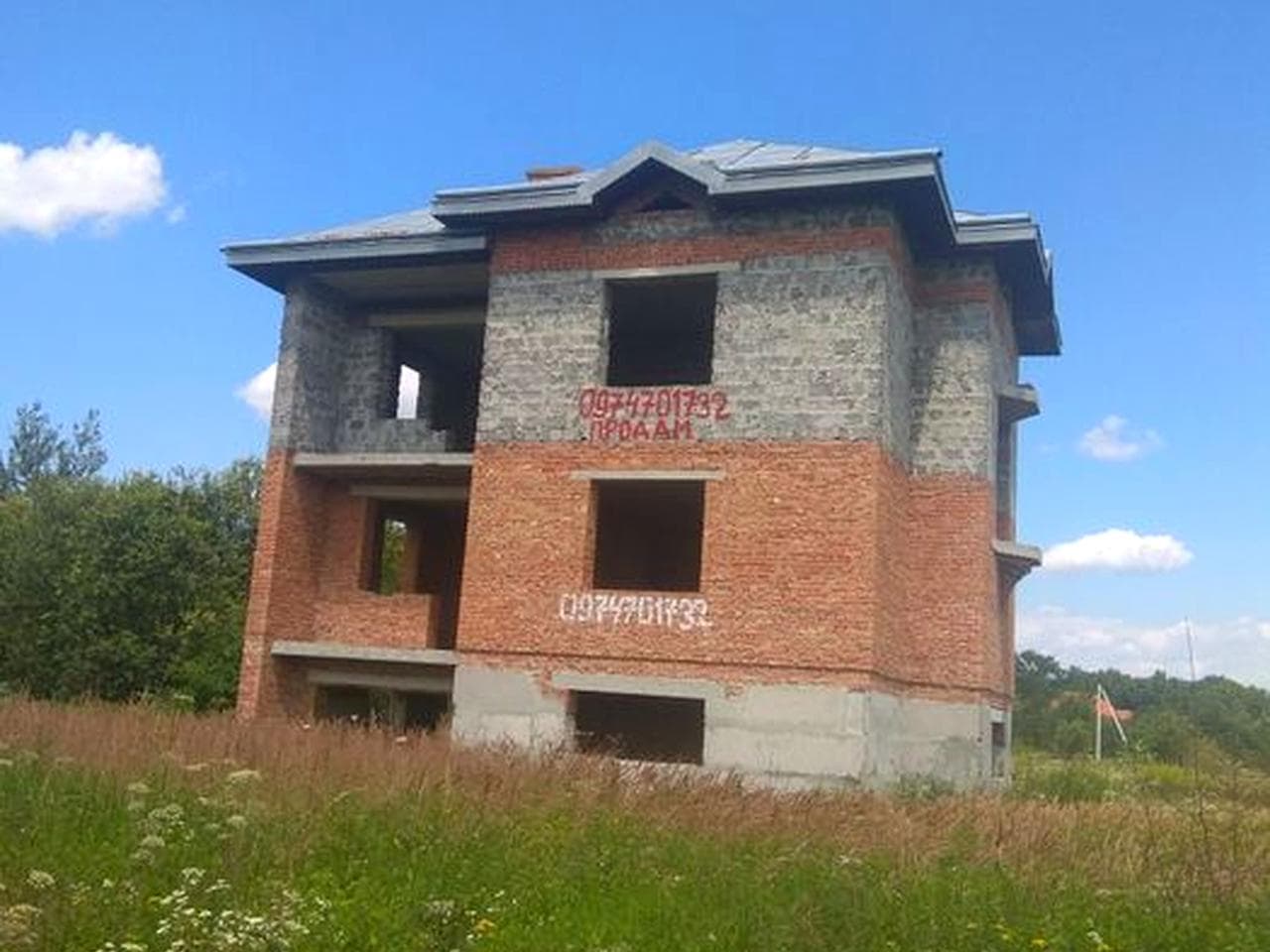 Незавершене будівництво будинок на 2 сімї на дві сімї