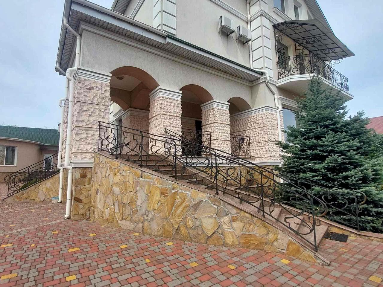 Райдужна вул., 21