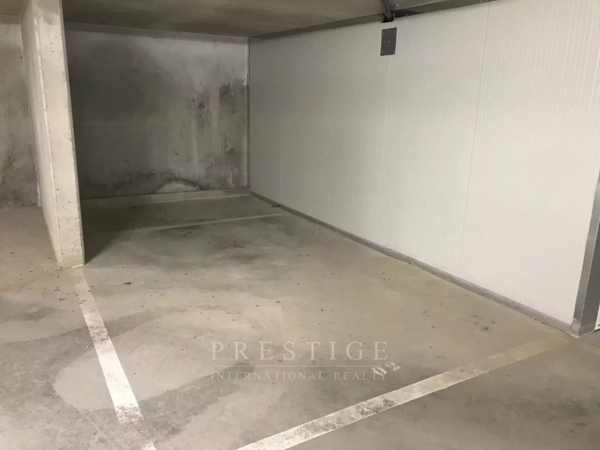 JUAN LES PINS, 2 parkings pour 26m² à vendre