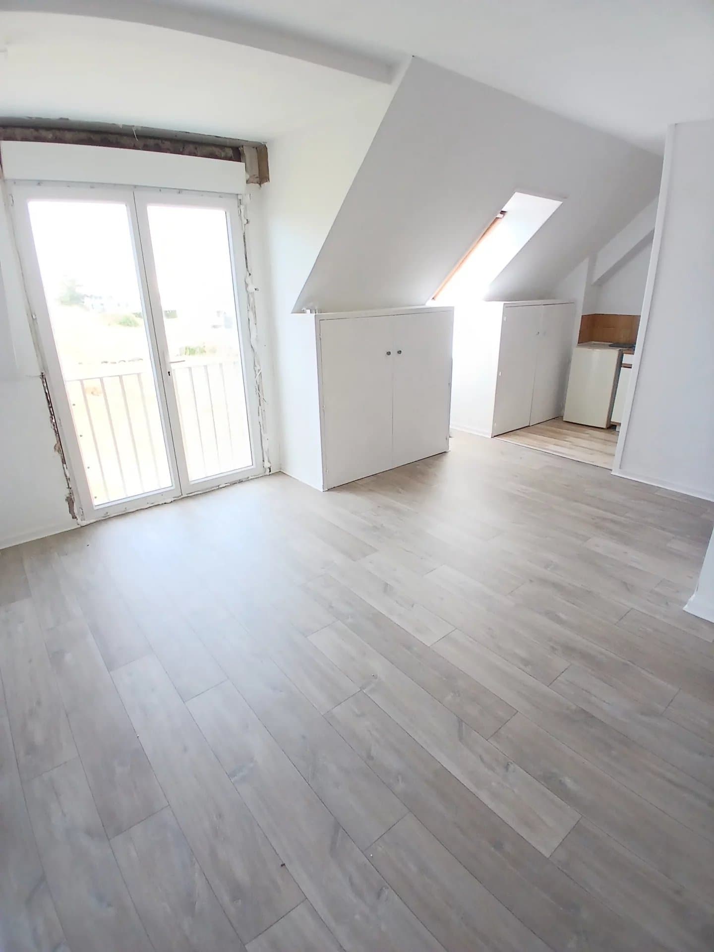 Appartement 2 chambres, stationnement et cave