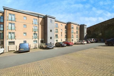 Apartment - Birkhouse Lane, Huddersfield HD4