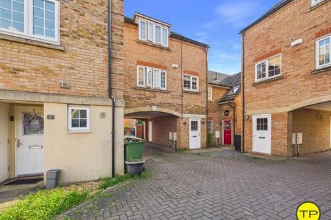 Maisonette - Lady Charlotte Road, Peterborough PE7