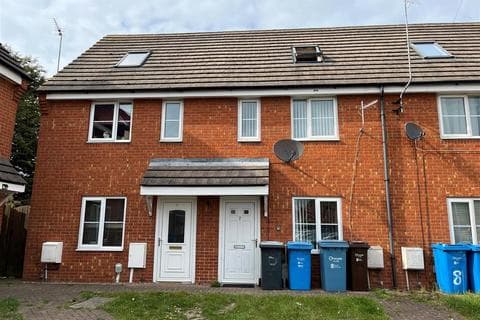 Terraced house - Wormley Court, Riccall Close, Hull