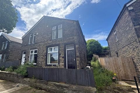 Semi-detached house - Wharncliffe Drive, Bradford, West Yorkshire