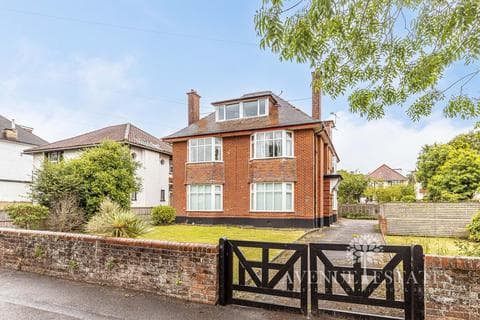 3 bedroom flat for sale