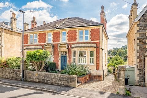 5 bedroom semi-detached house for sale