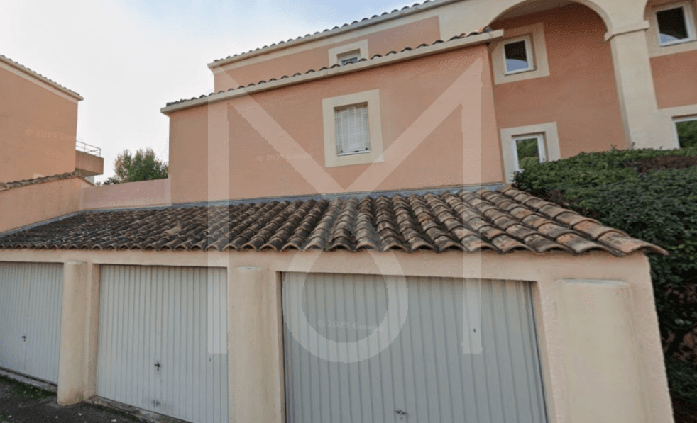 GARAGE FERME 16m2 LUYNES