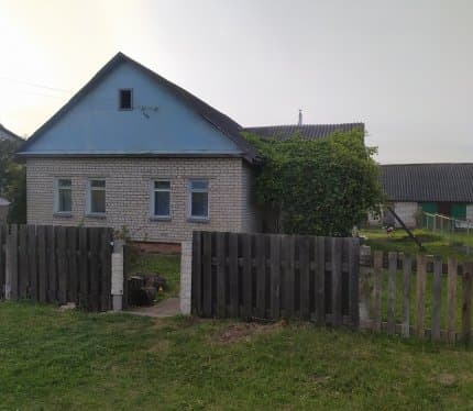 Кирпичный дом в д.Заполье (г.п.Смиловичи) (23 км от МКАД, Могилевское направление). Размер 10 м на 9 м. Стены - кирпич, потолок - бетонные плиты (есть возможность удвоить жилую площадь). Фундамент блочный. Туалет, ванная - в доме, электрический бойлер. 3