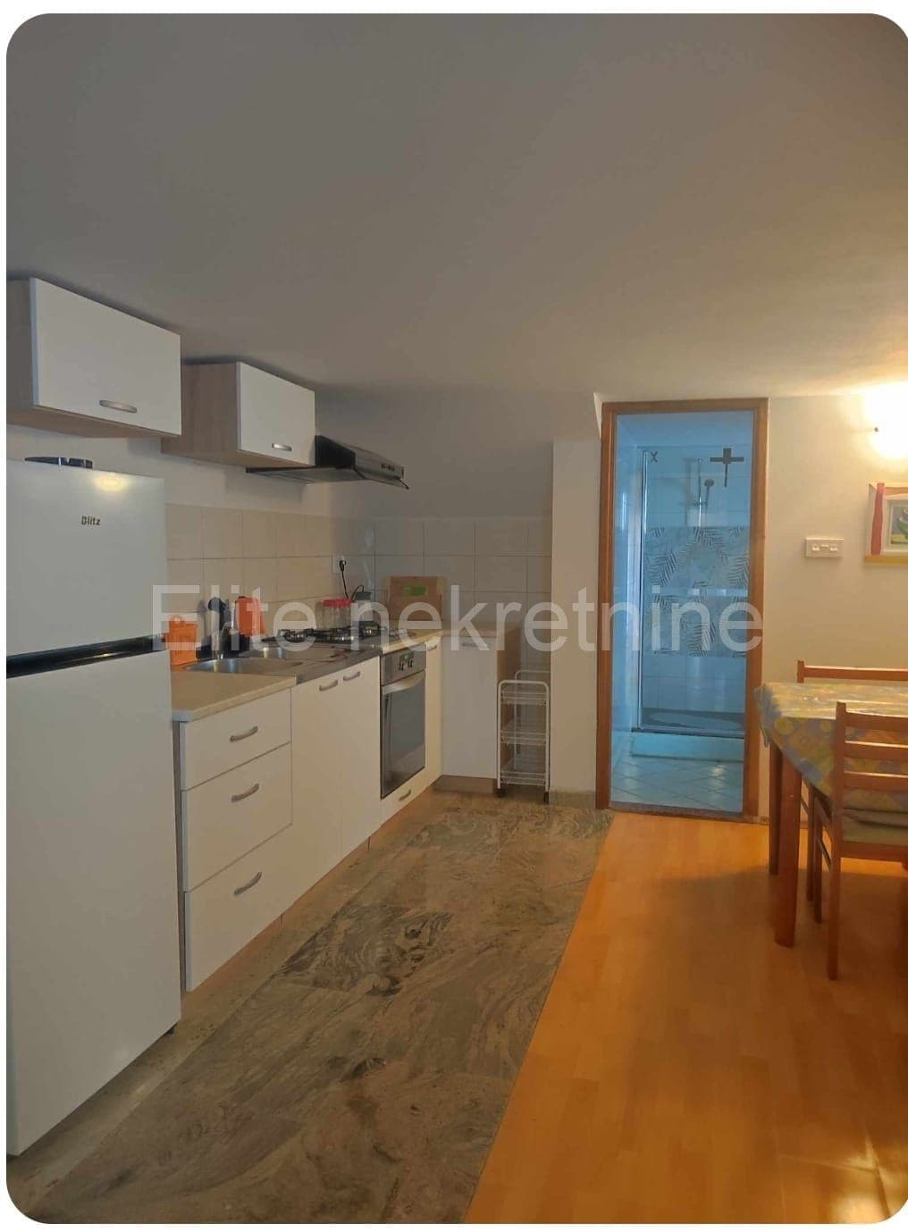 Istra, Rovinj - Poslovno-stambena prilika! Samostojeća kuća s 4 stambe