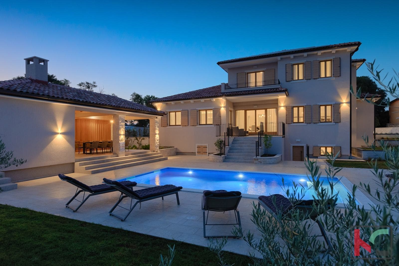ISTRA, ROVINJSKO SELO, DIZAJNERSKA ILUKSUZNA VILLA SA BAZENOM NA 1200M