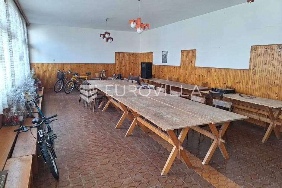 Karlovac, Mala Švarča, stambeno, poslovna zgrada 330 m²